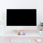 Minimalistischer Arbeitsplatz mit Computer und Notizfläche für Planung zum Jahresbeginn