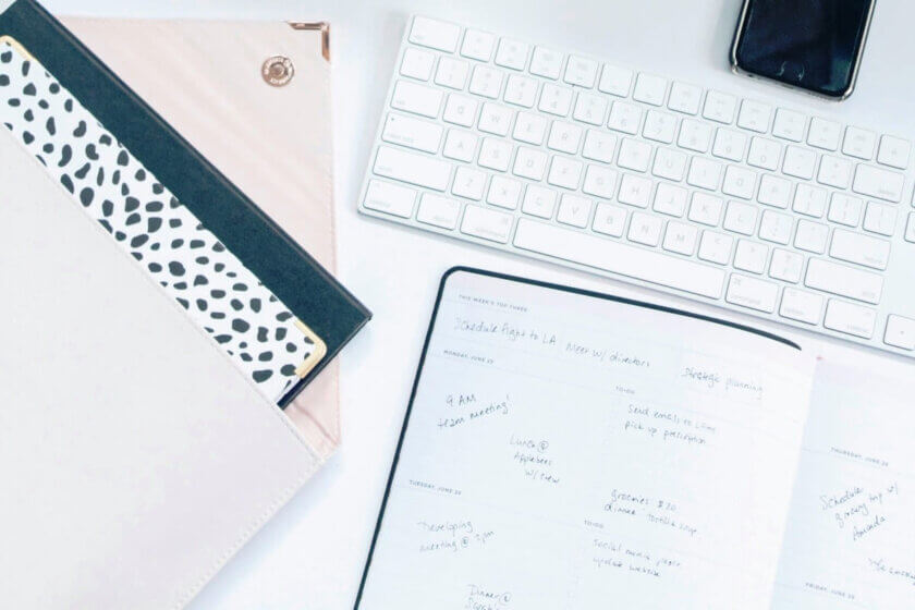 Aufgeräumter Schreibtisch mit Tastatur und Notizbuch – Titelbild zur Serie Preisfindung für Selbständige