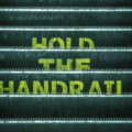 Entfernungspauschale / Rolltreppe mit der Aufschrift „Hold the handrail“ als Symbol für Regeln im Alltag