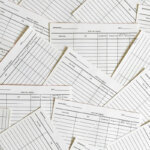 betriebliche Altersvorsorge / Mehrere identische Formulare stehen für strukturierte und geregelte administrative Prozesse im Unternehmen.