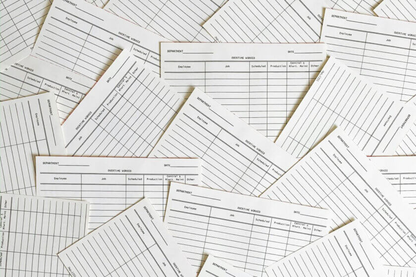 betriebliche Altersvorsorge / Mehrere identische Formulare stehen für strukturierte und geregelte administrative Prozesse im Unternehmen.