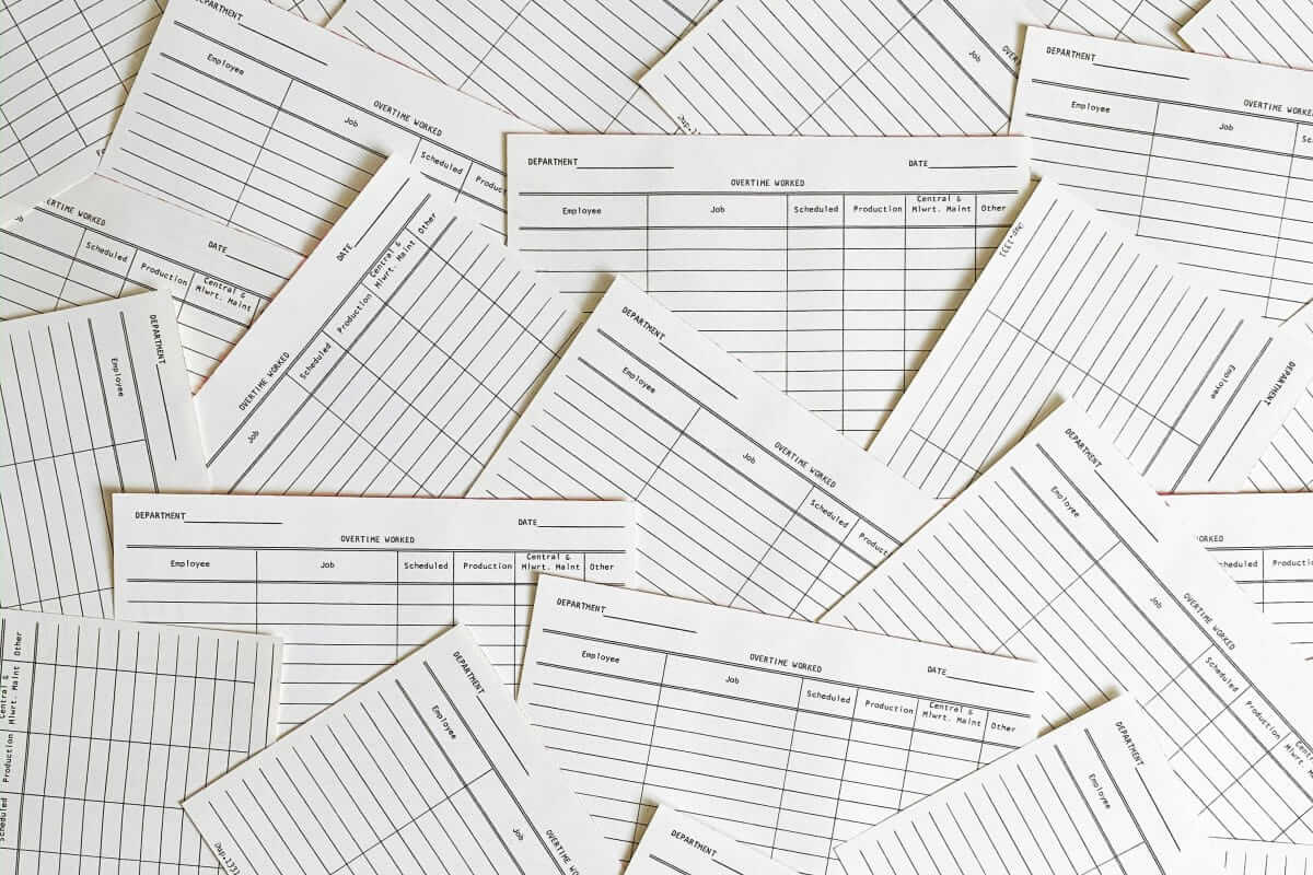 Betriebliche Altersvorsorge: Wann sie für kleine Unternehmen sinnvoll ist – und wann nicht betriebliche Altersvorsorge / Mehrere identische Formulare stehen für strukturierte und geregelte administrative Prozesse im Unternehmen.