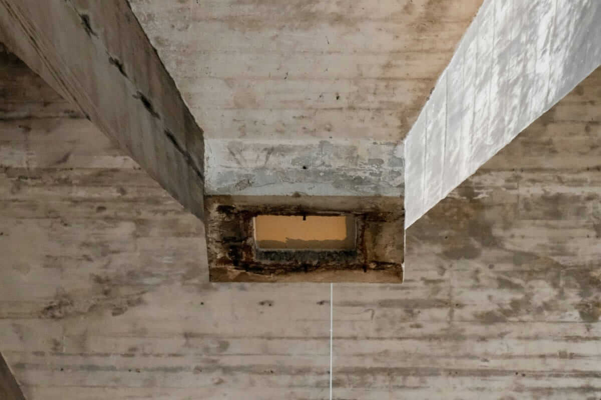 Gründungsfinanzierung: Welche Optionen für Selbständige und kleine Unternehmen wirklich sinnvoll sind Gründungsfinanzierung / Betonträger und Öffnung in einer massiven Betonkonstruktion, sachliche Architekturaufnahme mit Fokus auf Struktur und Tragwerk.