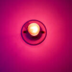 Holding / Thesaurierung (Zentrale Lichtquelle auf einfarbigem Hintergrund als abstraktes Motiv für Fokus, Klarheit und bewusste Entscheidungen im Unternehmen.)