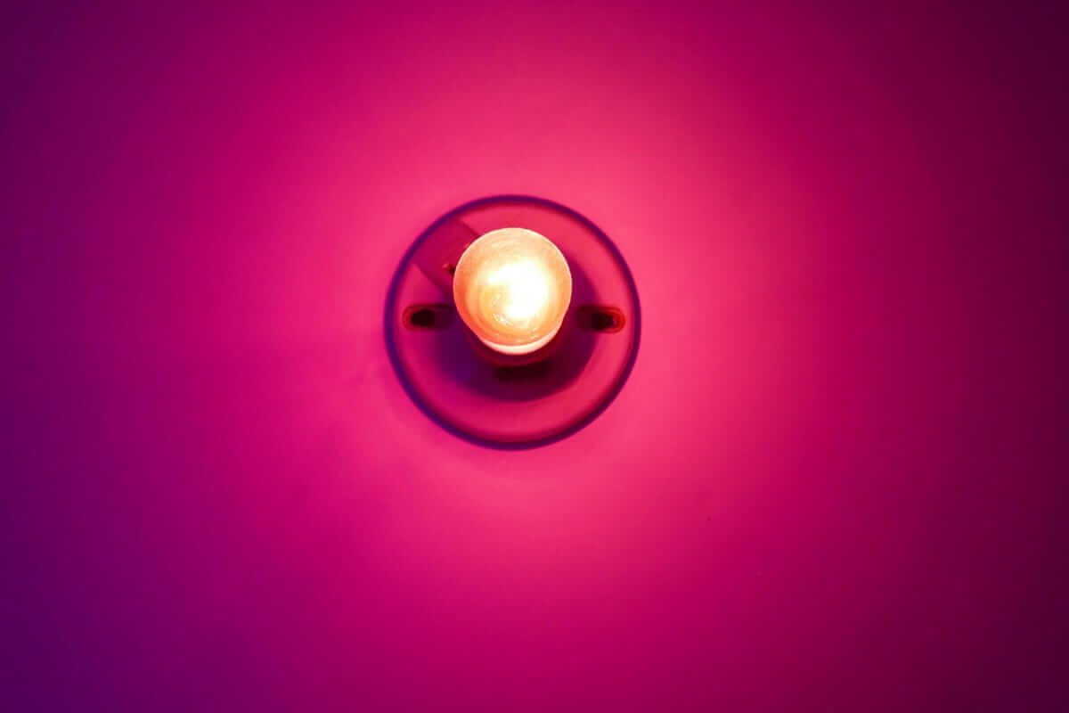 Die „Spardose“ im Unternehmen: Wie du Thesaurierung strategisch für den Vermögensaufbau nutzt Holding / Thesaurierung (Zentrale Lichtquelle auf einfarbigem Hintergrund als abstraktes Motiv für Fokus, Klarheit und bewusste Entscheidungen im Unternehmen.)