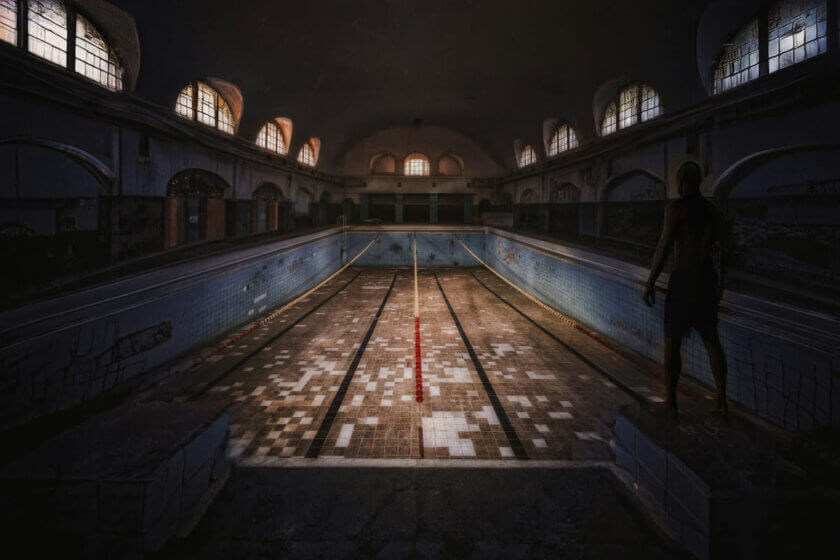 bereit für die Selbstständigkeit? (Verlassenes Schwimmbecken mit einer einsamen Gestalt)