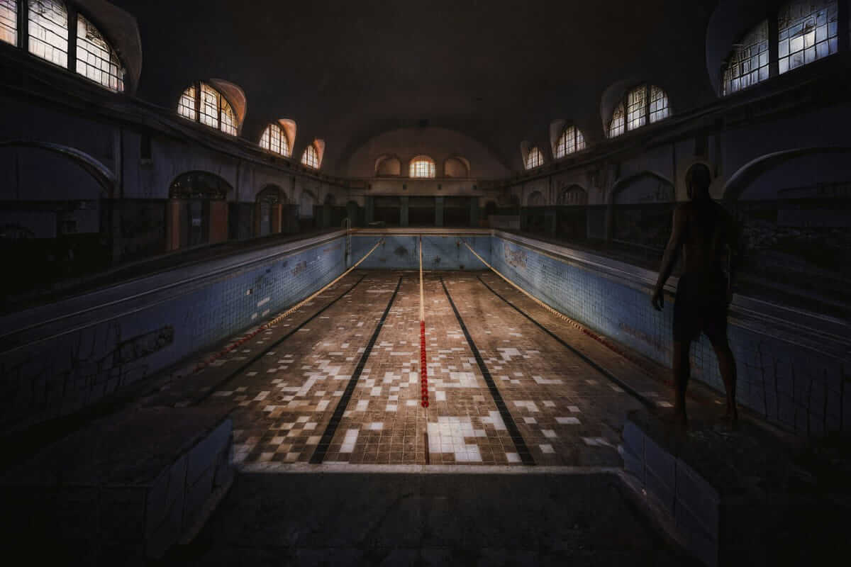 Bin ich bereit für die Selbstständigkeit? Eine ehrliche Checkliste bereit für die Selbstständigkeit? (Verlassenes Schwimmbecken mit einer einsamen Gestalt)