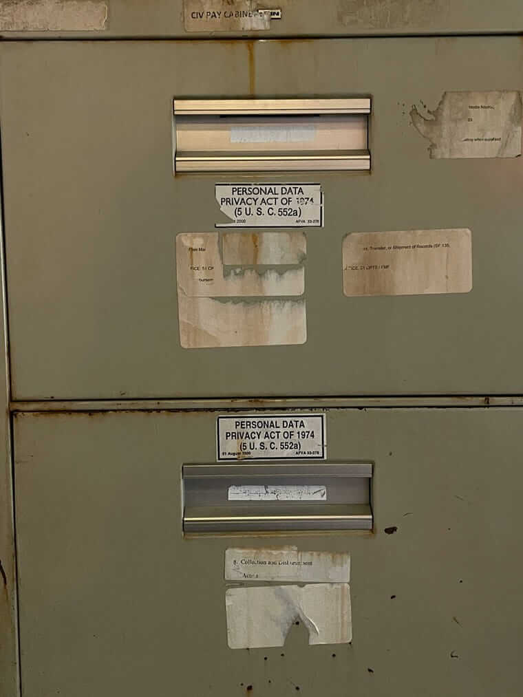 Personalakte / Aktenschrank mit "Personal Data Privacy Act"-Schildern