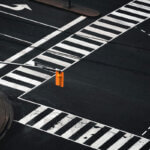 Straßenkreuzung mit Ampel symbolisiert Entscheidung zwischen privater und gesetzlicher Krankenversicherung