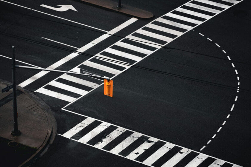 Straßenkreuzung mit Ampel symbolisiert Entscheidung zwischen privater und gesetzlicher Krankenversicherung