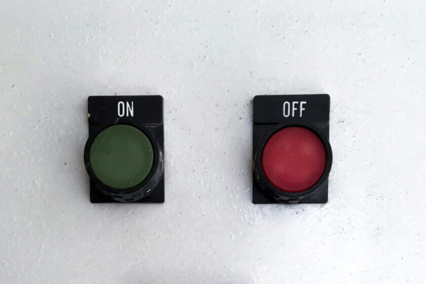 ON- und OFF-Schalter an Betonwand – Symbolbild für die Entscheidung beim Software-Wechsel