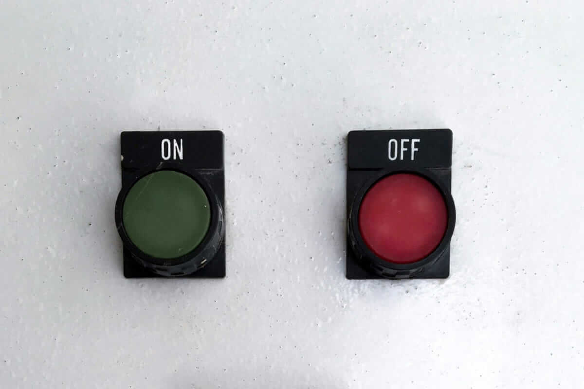 Software-Wechsel ohne Chaos: Wann er sinnvoll ist – und wann nicht ON- und OFF-Schalter an Betonwand – Symbolbild für die Entscheidung beim Software-Wechsel