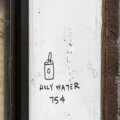 Preiskalkulation / Handgeschriebenes Straßengraffiti mit Preisschild an einer Hauswand - Symbol für unterschätzte Preisgestaltung.
