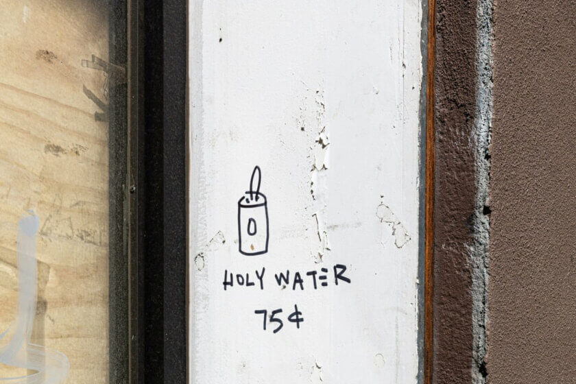 Preiskalkulation / Handgeschriebenes Straßengraffiti mit Preisschild an einer Hauswand - Symbol für unterschätzte Preisgestaltung.