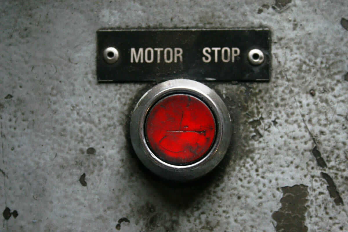 Widerrufsbutton-Pflicht ab 19. Juni 2026: Was Online-Shops jetzt umsetzen müssen Widerrufsbutton / Roter Motor-Stop-Button auf verwitterter Betonwand mit Beschriftung Motor Stop