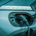 Fuhrpark / Elektroauto wird bei Regen geladen – Reichweite und Ladeplanung im winterlichen Fuhrparkalltag