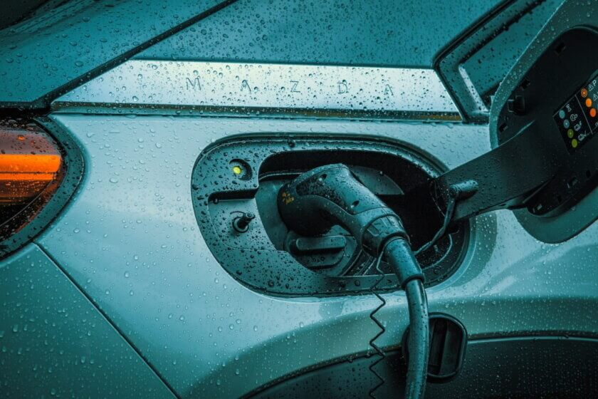 Fuhrpark / Elektroauto wird bei Regen geladen – Reichweite und Ladeplanung im winterlichen Fuhrparkalltag