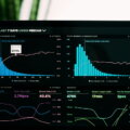 SEO API / Dunkles Analytics-Dashboard auf einem Laptop-Bildschirm zeigt Diagramme zu Ladezeit, Bounce Rate und Sessions.