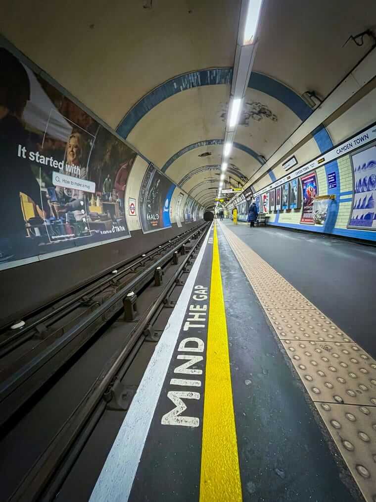 Leerer Londoner U-Bahn-Bahnsteig mit Tunnelblick — Symbol für den langen Anlagehorizont bei der Altersvorsorge