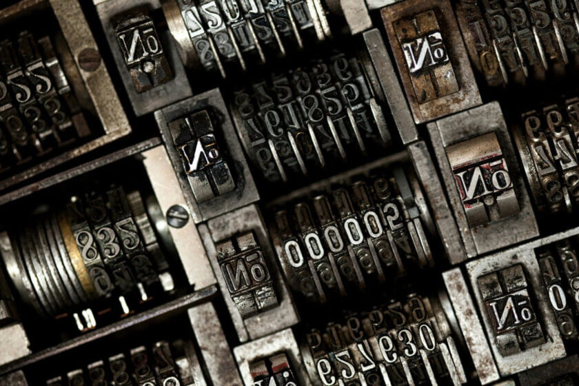 Buchhaltungssoftware / Mechanische Zählwerke mit Zahlenrollen in Nahaufnahme – Symbol für systematische Buchführung und Zahlengenauigkeit