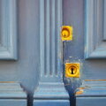Zwei-Faktor-Authentifizierung, 2FA / Nahaufnahme einer alten blauen Holztür mit zwei übereinanderliegenden goldenen Schlössern