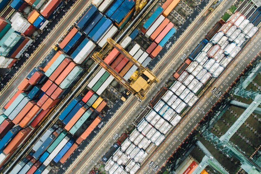 B2B-Einkauf / Luftaufnahme eines Containerterminals mit farbigen Frachtcontainern und Verladekran