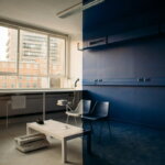 Leerer Büroraum mit zwei Stühlen und einer alten Schreibmaschine auf dem Boden — Symbol für den Wandel in der Arbeitswelt und den wachsenden Fachkräftemangel.