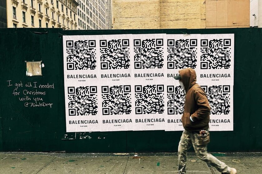 Digitaler Produktpass / Person geht an einer Plakatwand mit QR-Codes vorbei – digitale Produktidentifikation im urbanen Alltag