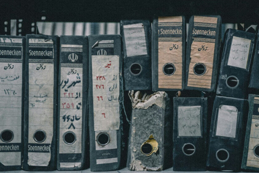 GoBD / Reihe alter, verwitterter Aktenordner mit handgeschriebenen Beschriftungen – Symbol für analoge Dokumentenverwaltung vor der Digitalisierung.