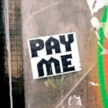 Preiserhöhung kommunizieren / „Pay Me"-Sticker an einer Hauswand – Symbol für selbstbewusstes Preisdenken