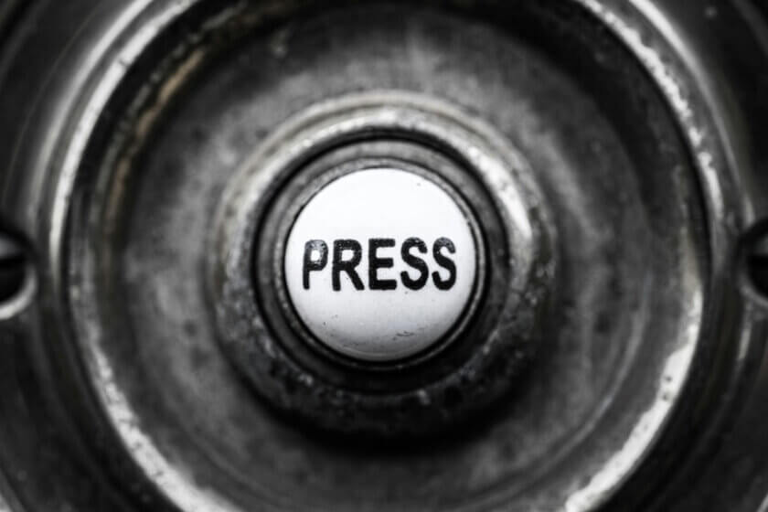 Verwitterter PRESS-Knopf in Nahaufnahme – Symbolbild für den Handlungsdruck bei Betriebsmittelfinanzierung
